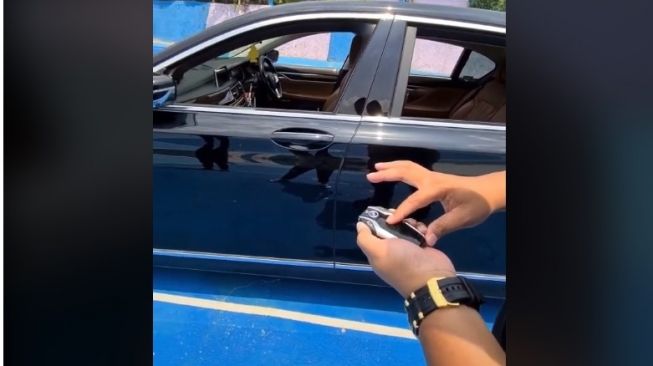 Bermodalkan remote, mobil tersebut bisa maju mundur (TikTOk)