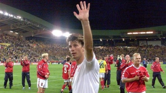 Brian Laudrup melambaikan tangan ke fans usai pertandingan Piala Dunia [AFP]