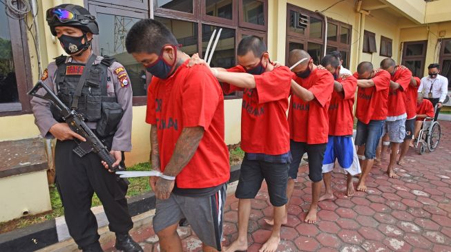 Personel Polres Cilegon menggiring para tersangka pencurian sepeda saat acara Ekspos Kasus di Cilegon, Banten, Senin (14/9/2020).  [ANTARA FOTO/Asep Fathulrahman]
