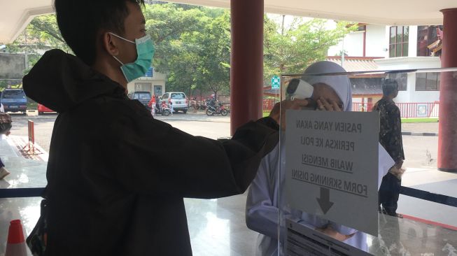 Bantu Tenaga Kesehatan, Mahasiswa S1 Keperawatan UMM Jadi Relawan Covid-19