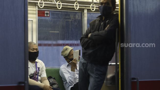 Penumpang memakai masker scuba saat berada di dalam kereta KRL yang berhenti Stasiun Manggarai, Jakarta, Selasa (15/9/2020). [Suara.com/Angga Budhiyanto]