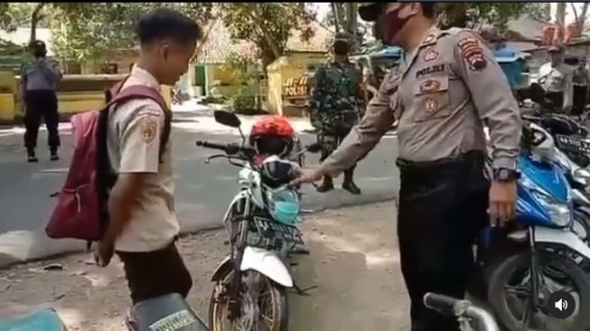 Pemotor seperti ketakutan saat polisi memberi teguran (Instagram)