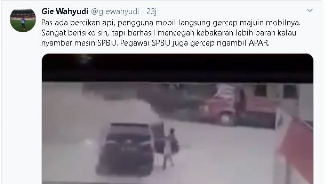 Mobil hitam yang nyaris terbakar di SPBU. (Twitter/@giewahyudi)