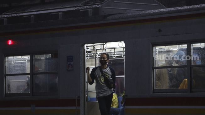 Seorang penumpang memakai masker scuba saat berada di dalam kereta KRL yang berhenti Stasiun Manggarai, Jakarta, Selasa (15/9/2020). [Suara.com/Angga Budhiyanto]