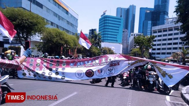 Tuntutannya Banyak! Ribuan Driver Ojek Online Padati Jalan Kota Surabaya