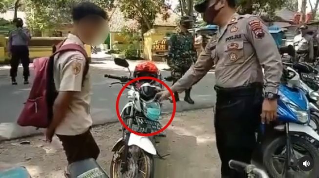 Terciduk Polisi karena Masalah Masker, Ulah Pemotor Ini Bikin Perut Kaku