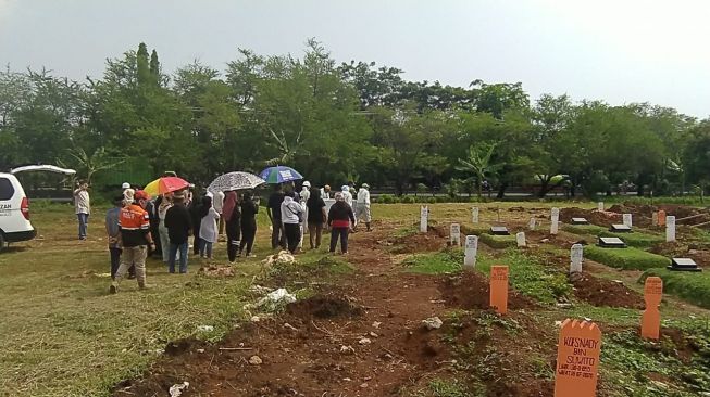 Pemakaman aktor Ade Firman Hakim di TPU Tegal Alur, Jakarta Barat, Selasa (15/9/2020). [istimewa]