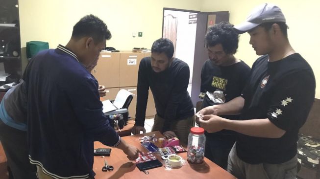 Sabu Dibungkus Permen Lalu Ditempel di Tiang Listrik, Modus Baru di Serang