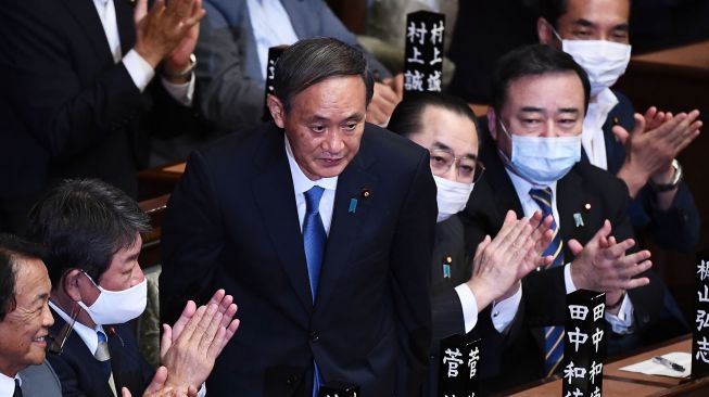 Yoshihide Suga berdiri setelah terpilih sebagai Perdana Menteri Jepang di majelis rendah parlemen di Tokyo, Jepang, Rabu (16/9).  [CHARLY TRIBALLEAU / AFP]