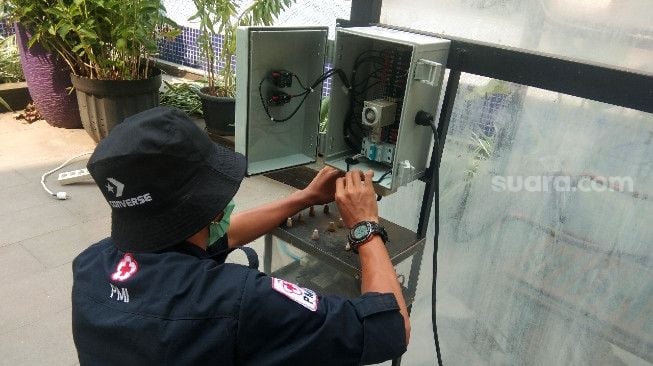 Petugas sedang memersiapkan ruang chamber disinfektan untuk digunakan dalam pembukaan Hotel Yasmin khusus untuk pasien Covid-19 OTG, Rabu (16/9/2020). [Suara.com/Ridsha Vimanda Nasution]