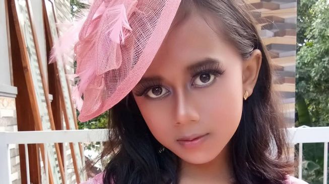 Inovatif! Beauty Vlogger Cilik Bagikan Tips Bikin Alis Pakai Hanger Baju