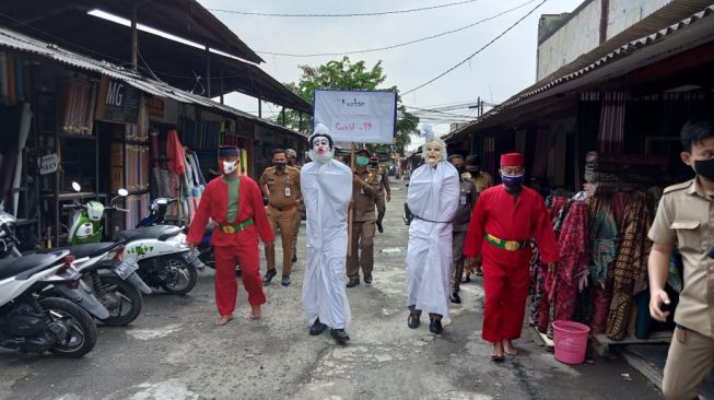 Ngeri! Pocong Keliling Pasar Tangerang Siang Bolong: Awas Virus Corona