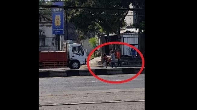 Viral Aksi Bocah di Jalan Bikin Deg-degan Sopir Truk, Mau Setor Nyawa?