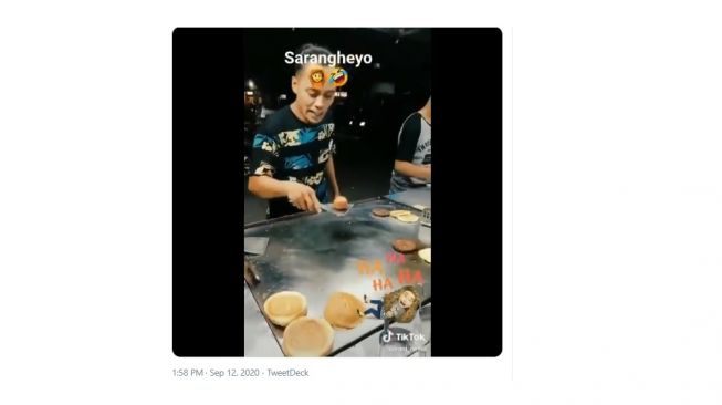 Bikin Ngakak! Atraksi Penjual Hamburger Sambil Masak Ini Viral