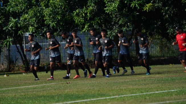 Pemain-pemain muda Persija Jakarta saat berlatih bersama tim senior (dok. Persija).