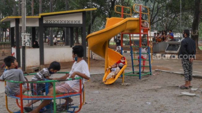 Anak-anak bermain di Kawasan Banjir Kanal Timur (BKT), Jakarta Timur, Rabu (16/9). [Suara.com/Alfian Winanto]