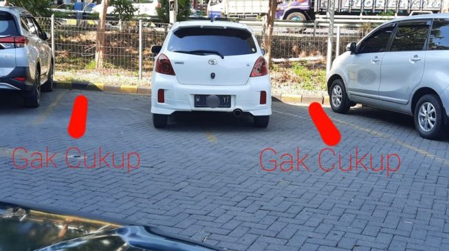 Deretan potret mobil parkir boros. (Facebook/Bajul Jowo)