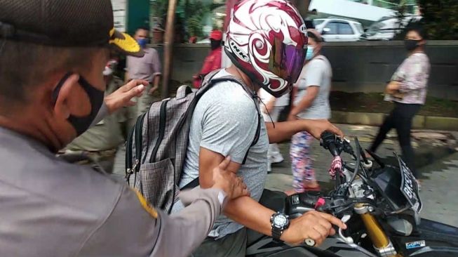 Pemotor Ini Menepi Lalu Kabur saat Kena Razia Masker di Medan