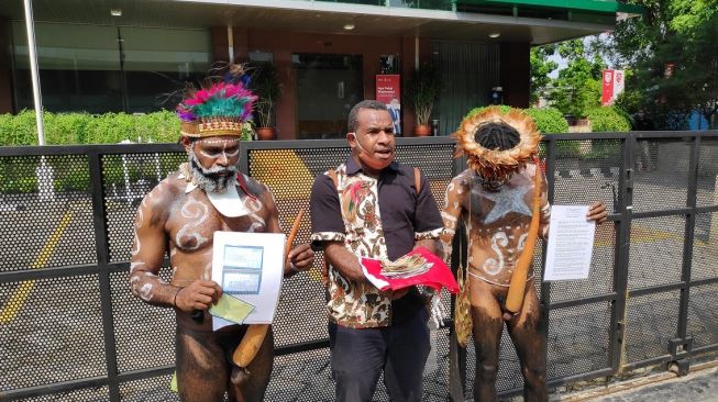 Rakyat Papua Serahkan Beasiswa Veronica dan Bendera Merah Putih