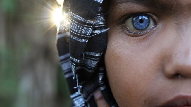 Seorang anak dari Suku Buton, Fardan memiliki mata berwarna biru di Kendari, Sulawesi Tenggara, Selasa (15/9/2020). [ANTARA FOTO/Jojon]