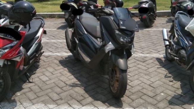Deretan potret mobil parkir boros. (Facebook/Nur Cholis Huda)
