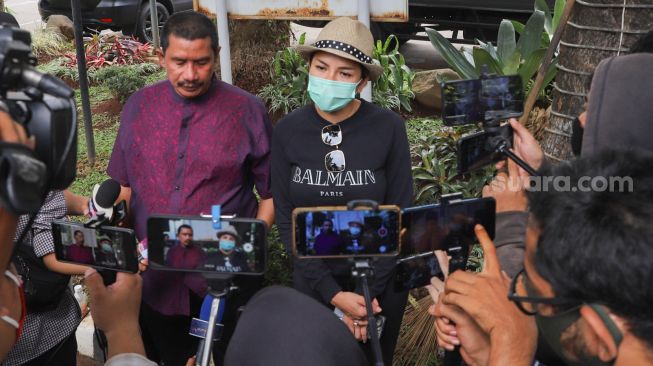 Aktris Nikita Mirzani menemui awak media usai diperiksa sebagai saksi terkait laporannya terhadap Pengacara Indra Tarigan di Ditkrimsus Polda Metro Jaya, Jakarta Selatan, Rabu (16/9). [Suara.com/Alfian Winanto]