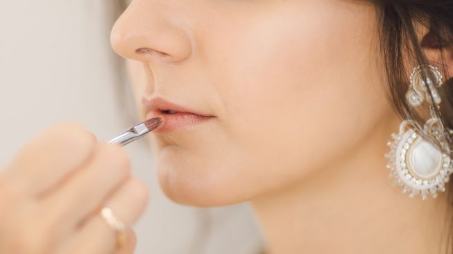 Perempuan Wajib Baca, 4 Tips Agar Lipstik Tak Belepotan Saat Pakai Masker