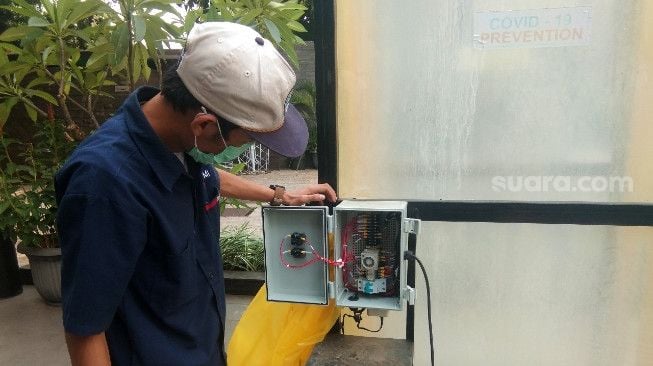 Petugas sedang memersiapkan ruang chamber disinfektan untuk digunakan dalam pembukaan Hotel Yasmin khusus untuk pasien Covid-19 OTG, Rabu (16/9/2020). [Suara.com/Ridsha Vimanda Nasution]