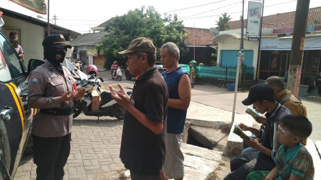 Warga Cilegon tak menyangka dihukum dengan cara tak lazim saat melanggar protokol kesehatan. (Suara.com/Sofyan Hadi)