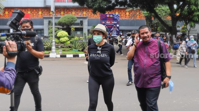 Aktris Nikita Mirzani meninggalkan gedung Ditkrimsus usai diperiksa sebagai saksi terkait laporannya terhadap Pengacara Indra Tarigan di Ditkrimsus Polda Metro Jaya, Jakarta Selatan, Rabu (16/9). [Suara.com/Alfian Winanto]