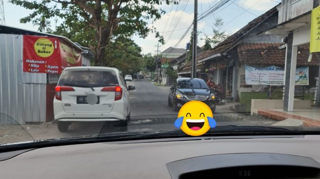 Deretan potret mobil parkir boros. (Facebook/Ahmad Armiya Baluqiya)