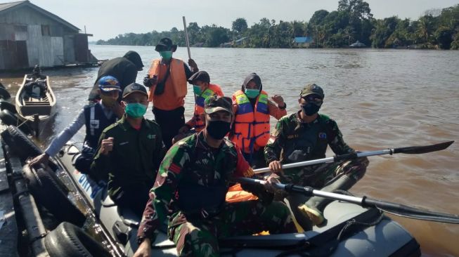 Dampak banjir Melawi, warga mengungsi. (dok.BNPB)