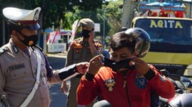Kepolisian Resor Polewali Mandar Sosialisasikan Masker
