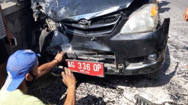 Bruk! Mobil Pelat Merah Tabrakan, Pemotor Terpelanting 'Pindah Alam'