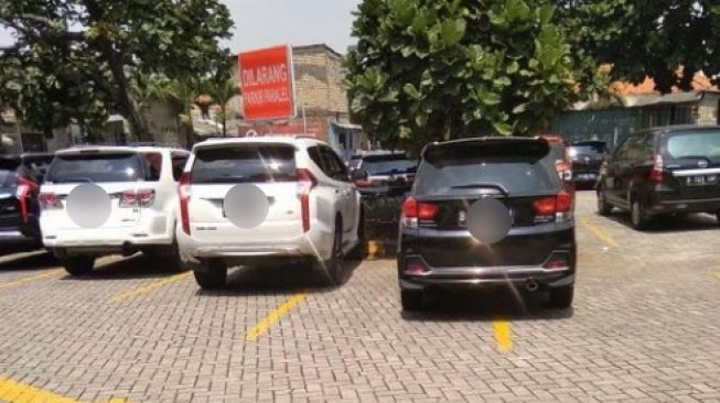 Deretan potret mobil parkir boros. (Facebook/Paidjan Sugito)