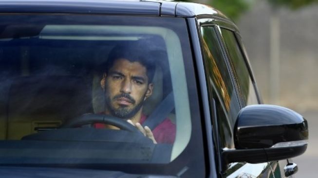 Pemain Barcelona Luis Suarez meninggalkan kompleks latihan Barca di Joan Gamper pada 8 September 2020. [AFP]