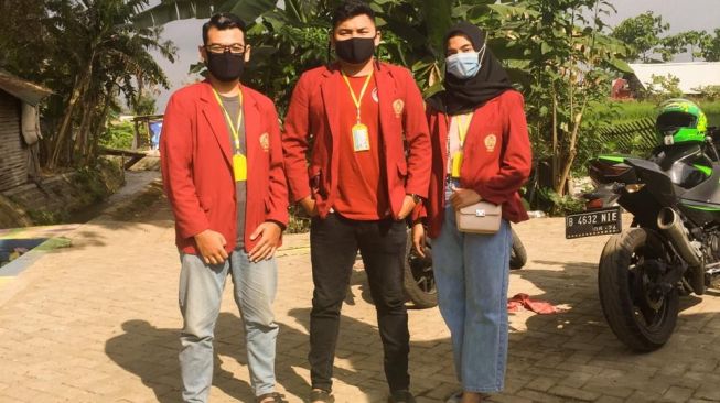 Mahasiswa PMM UMM Bantu Desa Tegalgondo Membangun Taman Baca dan Bermain