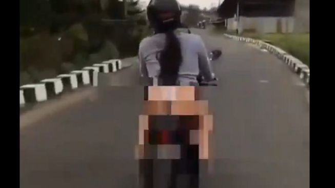  Pamer Celana Dalam  Sambil Naik Motor Mbak Ida Diburu Polisi