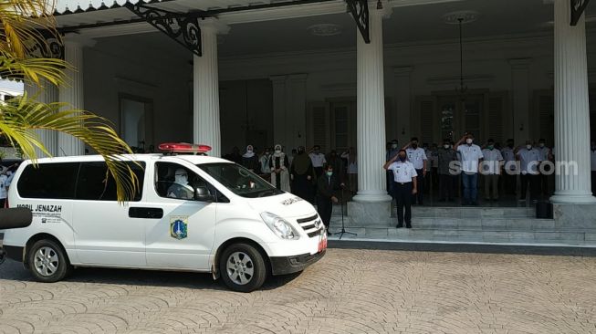 Tanpa Melihat Wajah Sekda DKI, Anies Pimpin Penghormatan Terakhir