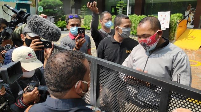 Perwakilan rakyat Papua yang tergabung dalam Tim Solidaritas Ebamukai saat hendak mengembalikan dana beasiswa aktivis HAM Veronica Koman ke kantor Lembaga Pengelola Dana Pendidikan (LPDP) Kementerian Keuangan RI di Cikini, Jakarta Pusat, Rabu (16/9/2020). [Suara.com/Bagaskara]