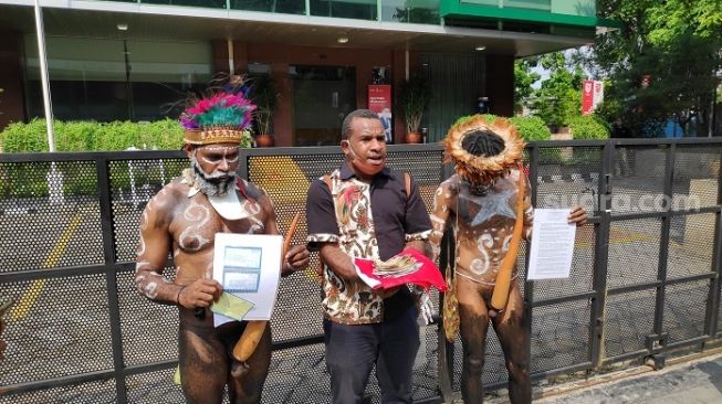 Rakyat Papua Datangi Gedung LPDP Kembalikan Uang Beasiswa Veronica Koman