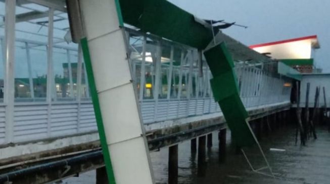 Wussshhh! Atap Pelabuhan Sri Bintan Pura Tanjungpinang Hancur Disapu Angin