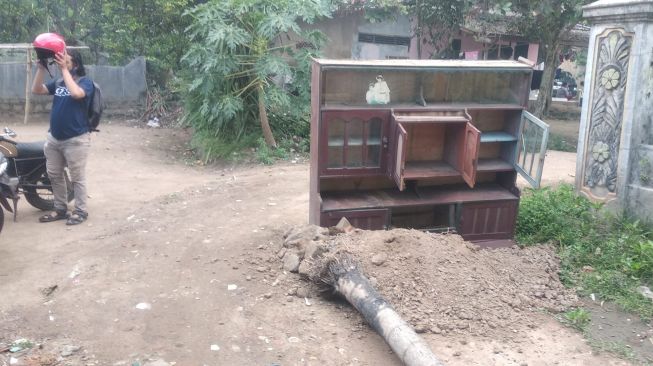 Ada Penampakan Lemari Baju hingga Balok Kayu Tutupi Jalan Umum di Walantaka