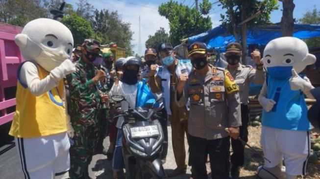 Di Lombok Timur, Pelanggar Didenda, yang Bermasker Dikasih Sembako