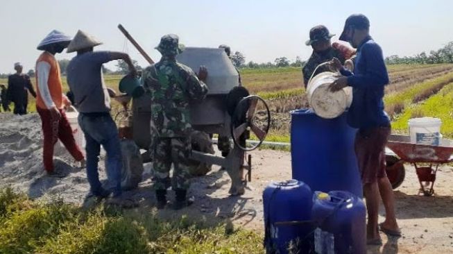 Keakraban TNI dan Masyarakat Selalu Ditunjukan di Lokasi TMMD Kendal