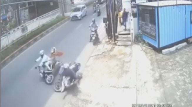 Viral Kecelakaan Dua Pengendara Motor, Publik Tuding Pengemudi Melamun