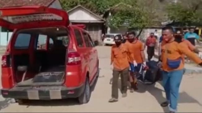 Ditemukan Wisatawan, Mayat Laki-Laki Mengapung di Perairan Pantai Ngedan