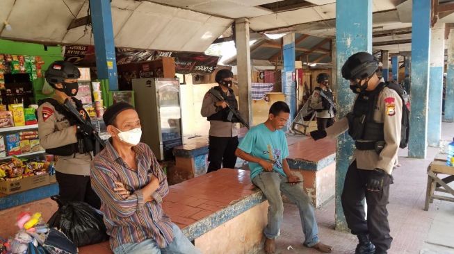 Brimob Bersenjata Razia Warga Tidak Pakai Masker di Kota Makassar