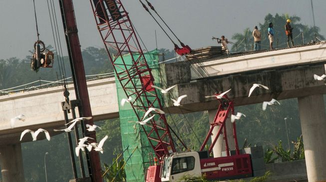 Pekerja menyelesaikan pembangunan proyek Tol Serang-Panimbang di Desa Bojongleles, Lebak, Banten, Rabu (16/9/2020).  [ANTARA FOTO/Muhammad Bagus Khoirunas]