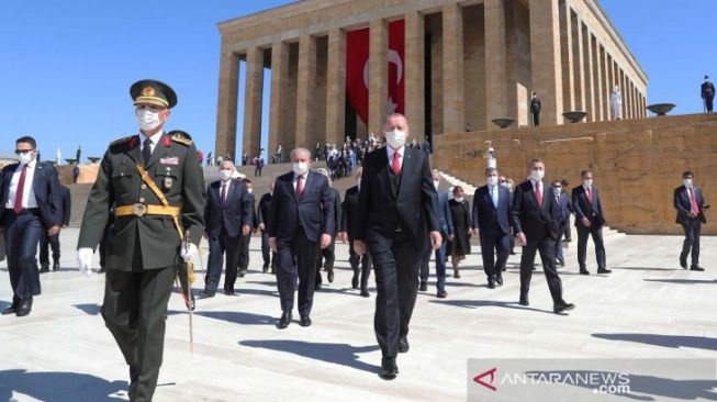 Presiden Turki Tayyip Erdogan menghadiri upacara peringatan Hari Kemenangan ke-98 di Anitkabir, makam pendiri Turki modern Ataturk, di Ankara, Turki, Minggu (30/8/2020). [ANTARA FOTO/Presidential Press Office/Handout via REUTERS/AWW/djo] 